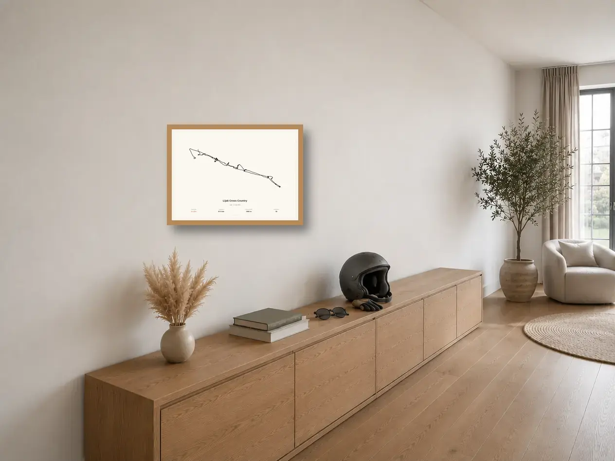 Ein warmes Flugposter im Querformat an einer schrägen Wohnzimmerwand.